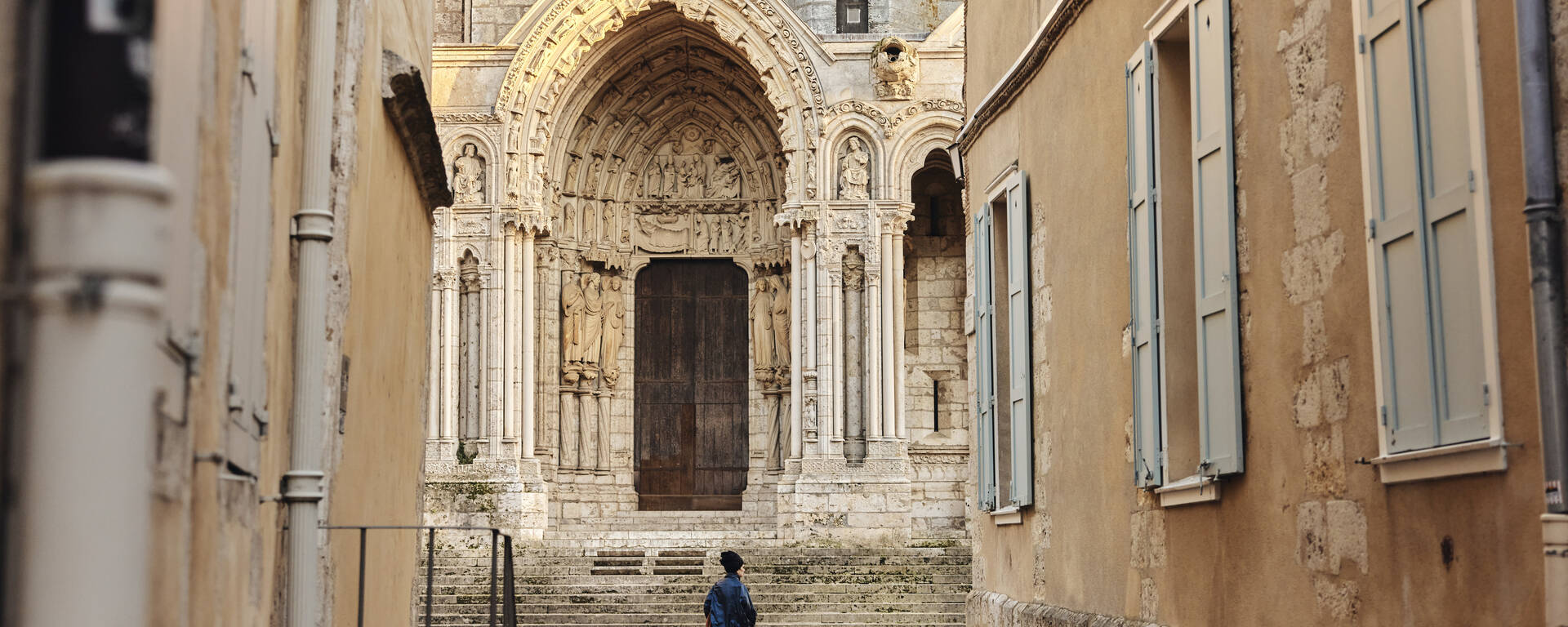 En arrivant à la cathédrale...