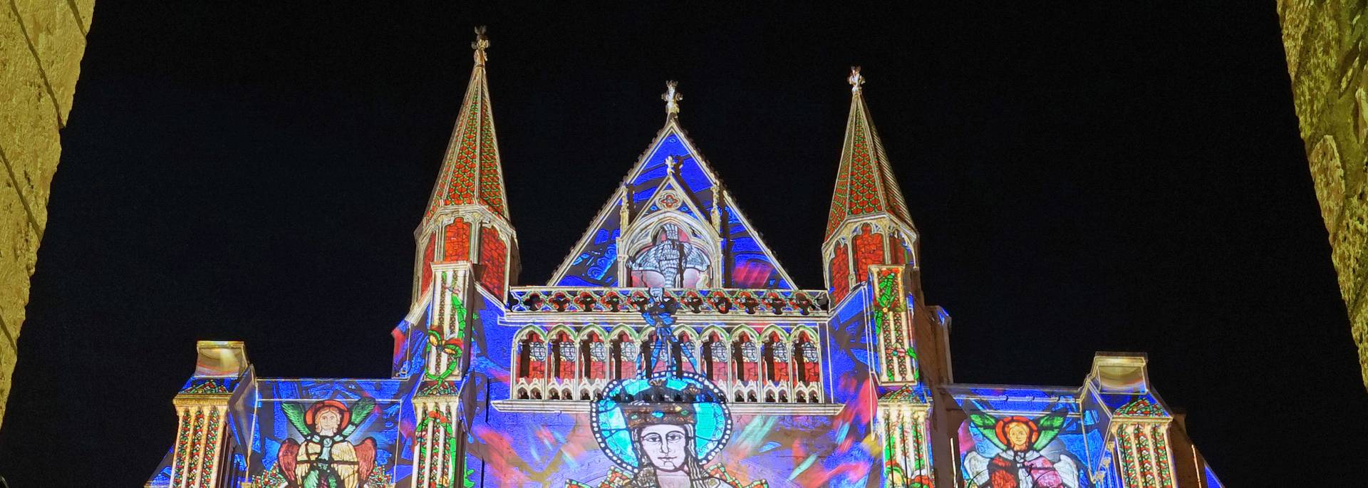 Rosace sud de la cathédrale de Chartres illuminée par Chartres en lumières