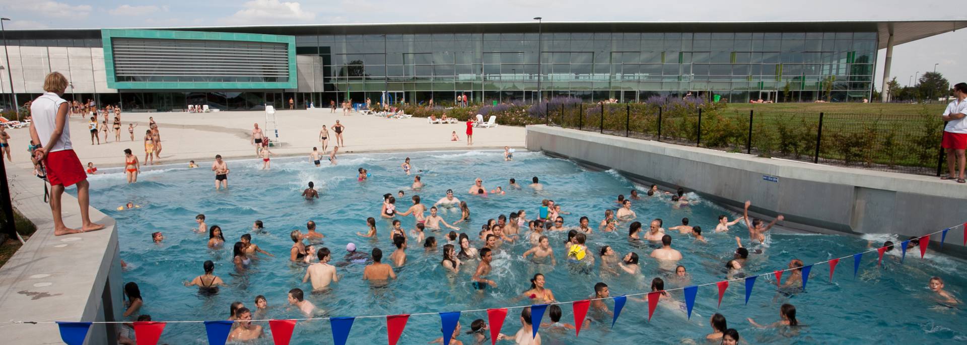 Bassin extérieur du complexe aquatique et patinoire l'Odyssée