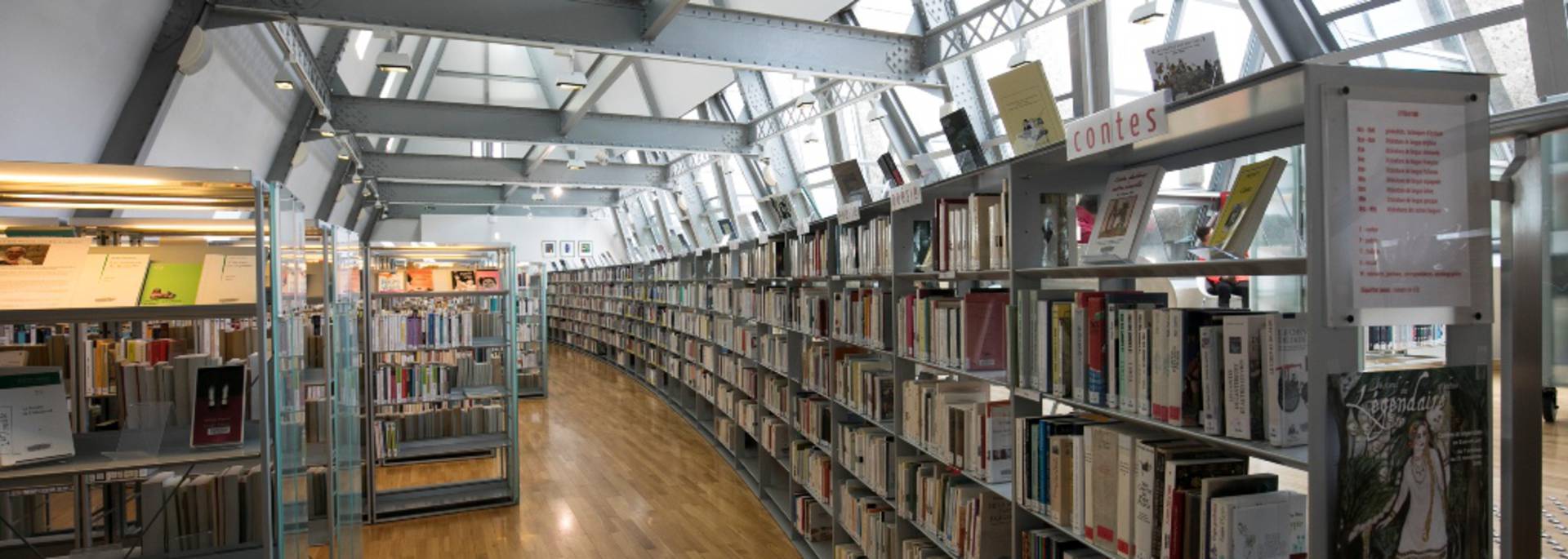 Intérieur de la médiathèque l'Apostrophe
