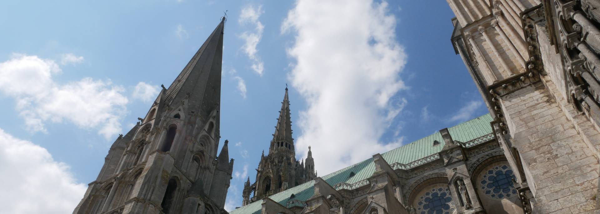 vue sur les flèches de la cathédrale depuis le parvis