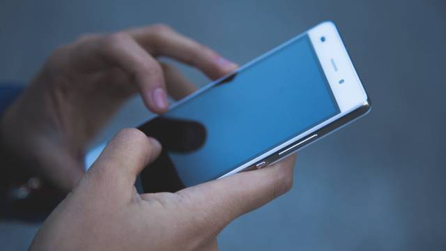 Smartphone dans les mains d'un utilisateur