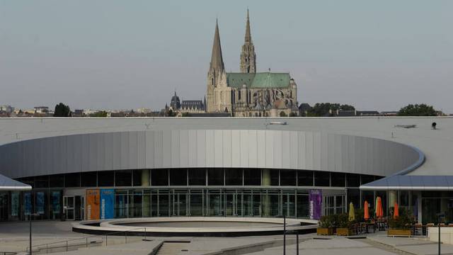Extérieur du complexe aquatique et patinoire l'Odyssée