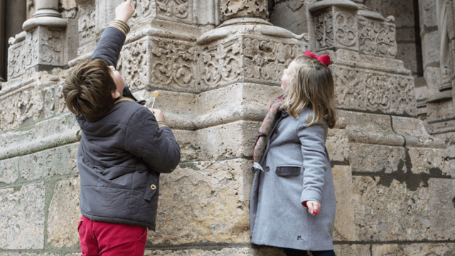 Enfants devant les sculptures de la cathédrale de Chartres 