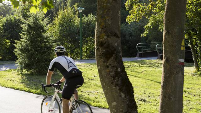 Faire du vélo le long du plan vert à Chartres