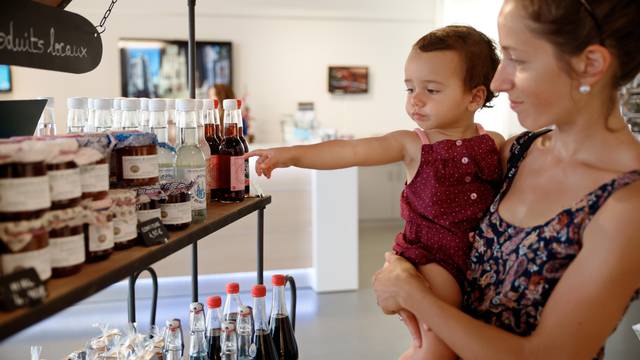 Une mère et son enfant dans la boutique de l'Office de Tourisme de Chartres Métropole