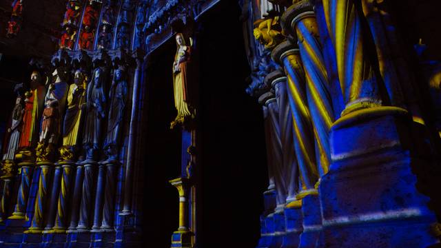 Portail Nord de la cathédrale de Chartres illuminé par Chartres en lumières