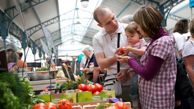Famille avec enfants sur le marché aux légumes à Chartres
