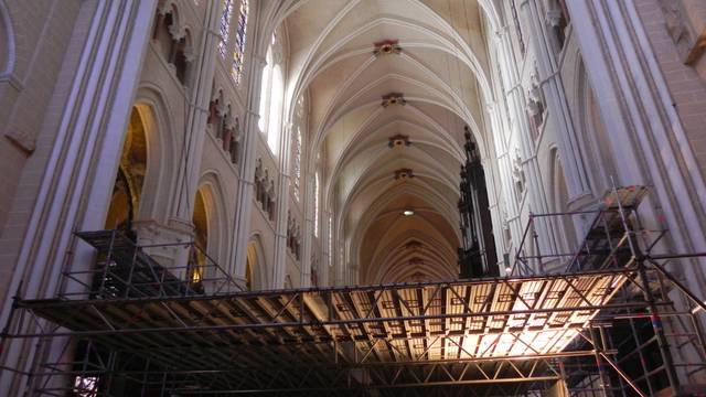 Travaux de restauration dans la nef de la cathédrale de Chartres