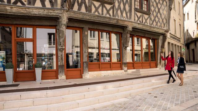 Visitors outside the Tourist Office of Chartres Urban Area