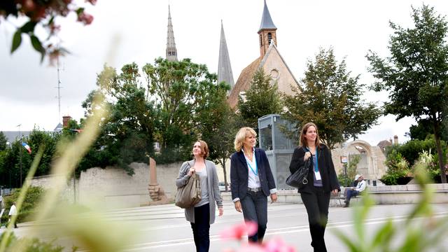 Jeunes femmes se balandant dans Chartres