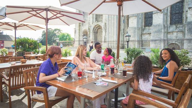 Boire un verre en famille en terrasse à Chartres