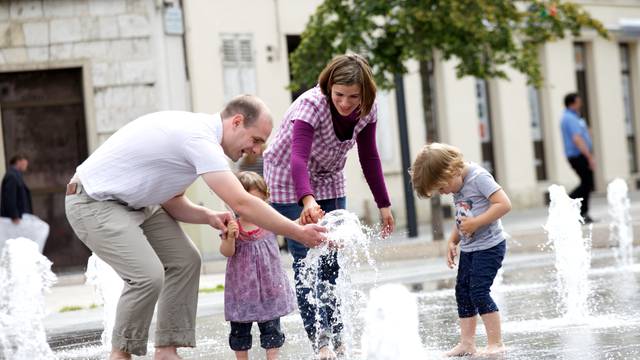 Famille sur la place des Epars à Chartres