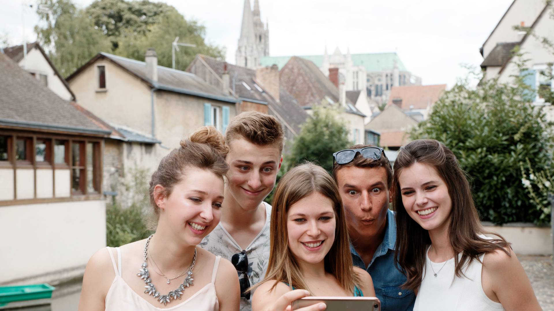 Jeunes faisant un selfie avec la cathédrale en fond 