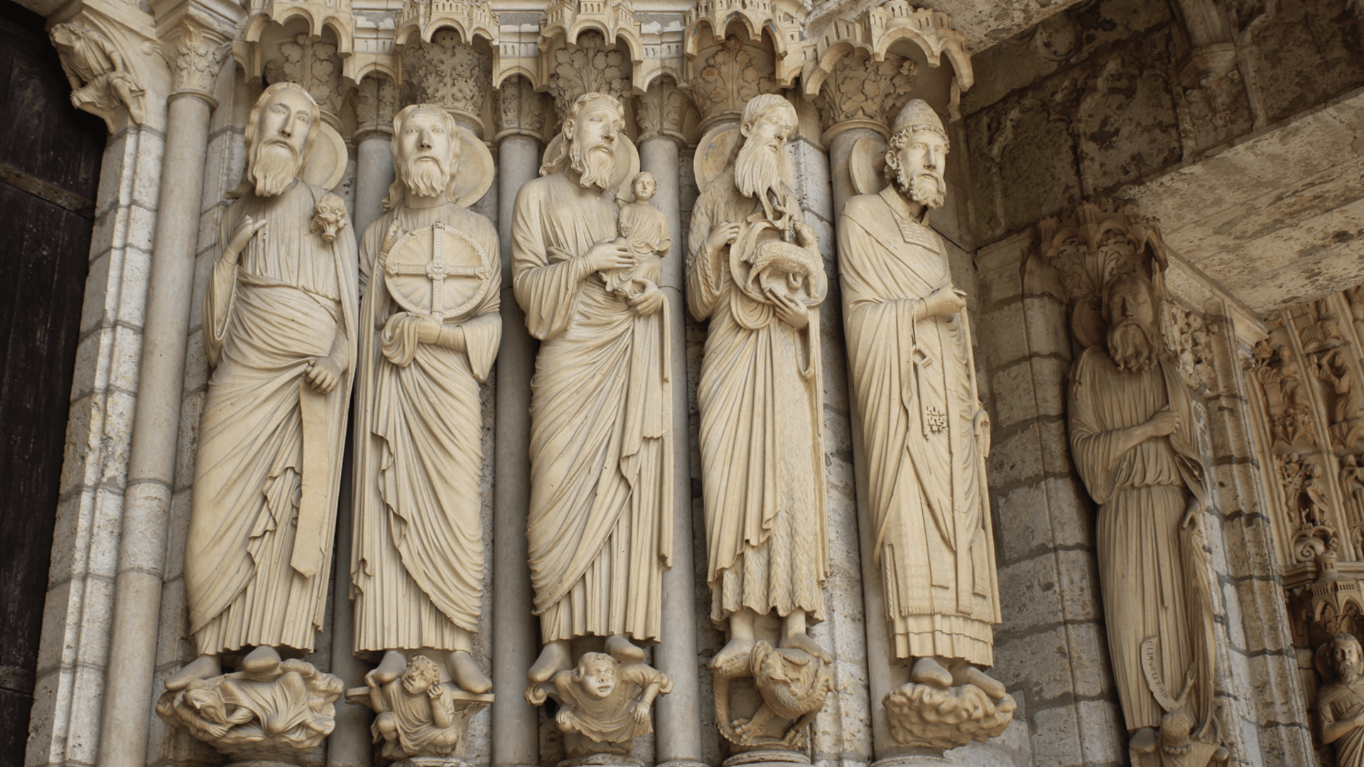 Statues du Portail de l'alliance de la cathédrale de Chartres