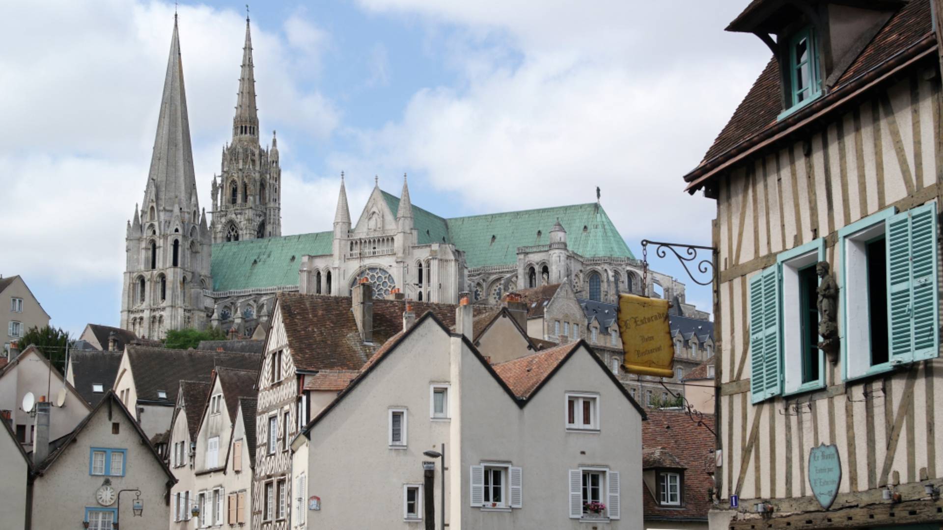 Vue de la cathédrale depuis la basse ville de Chartres