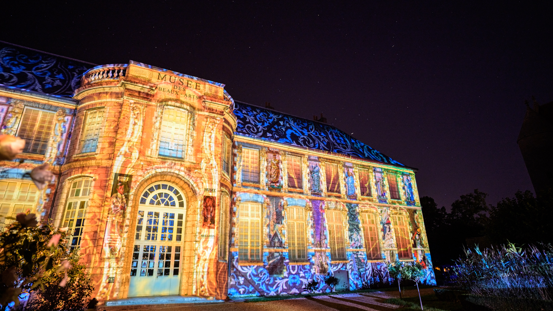 Vue de la façade du musée des beaux arts à Chartres en lumières