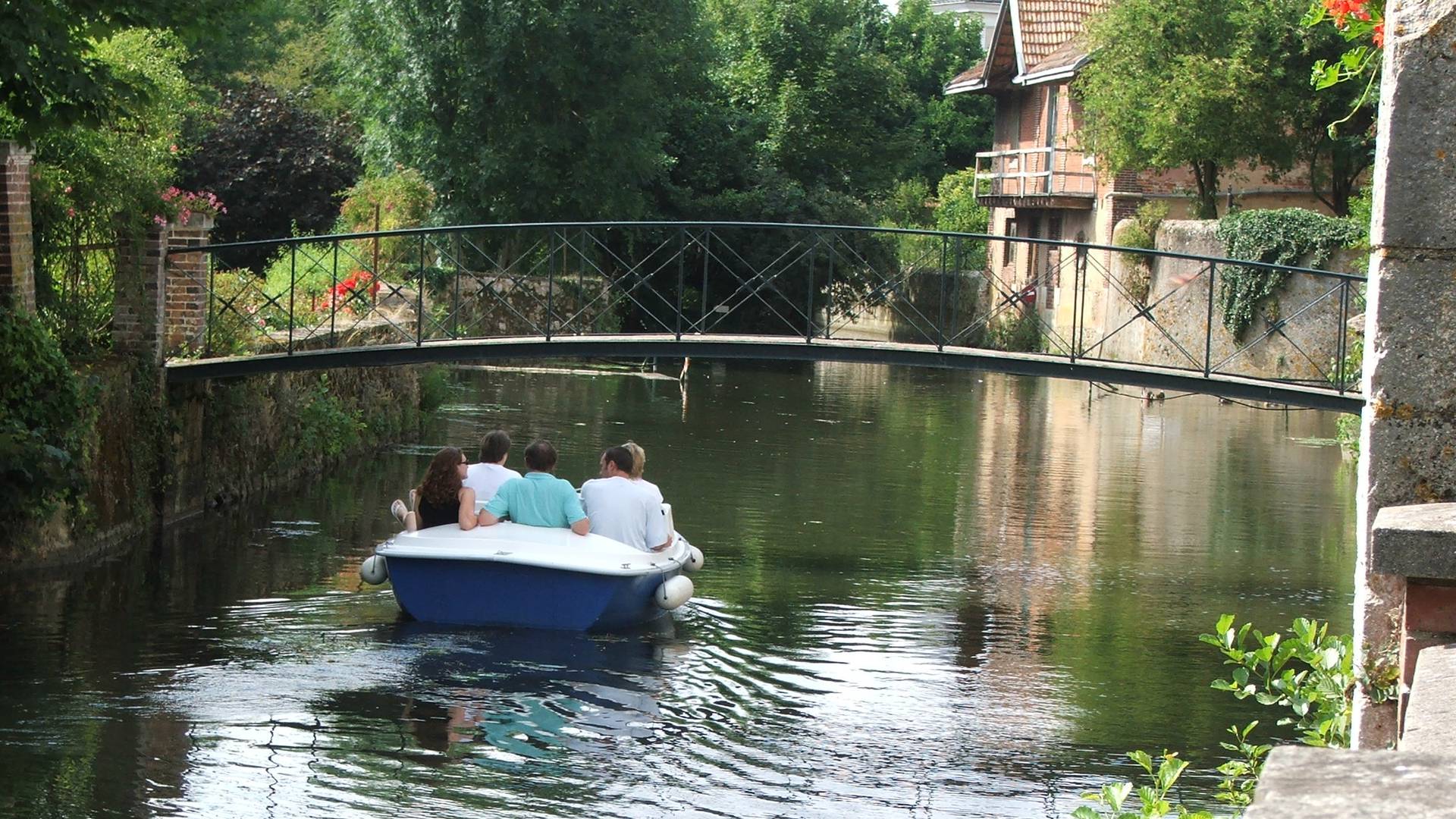 Vue d'un bateau sur la petite venise de Beauce