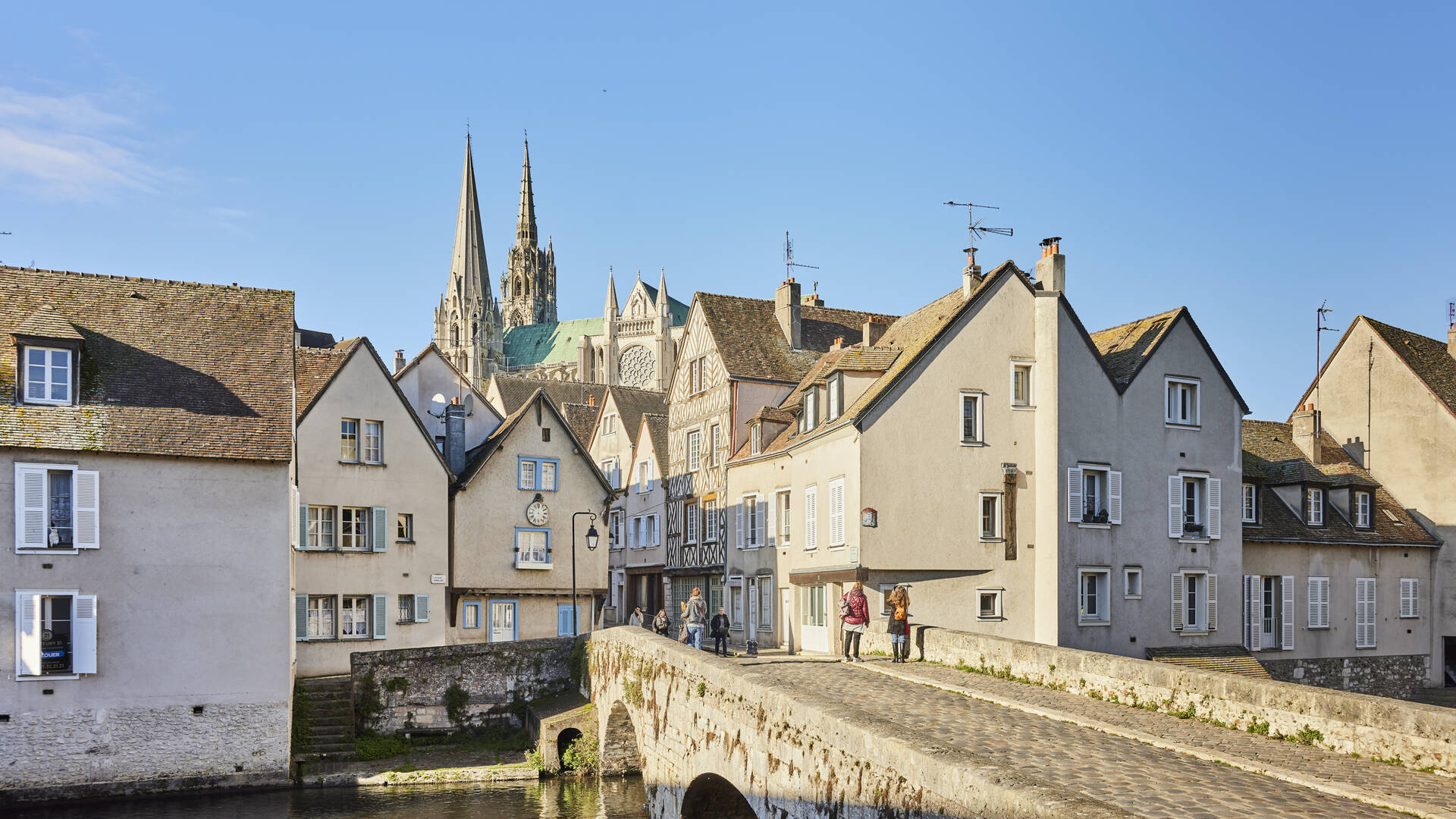 Vue de la cathédrale de Chartres sur le pont Bouju