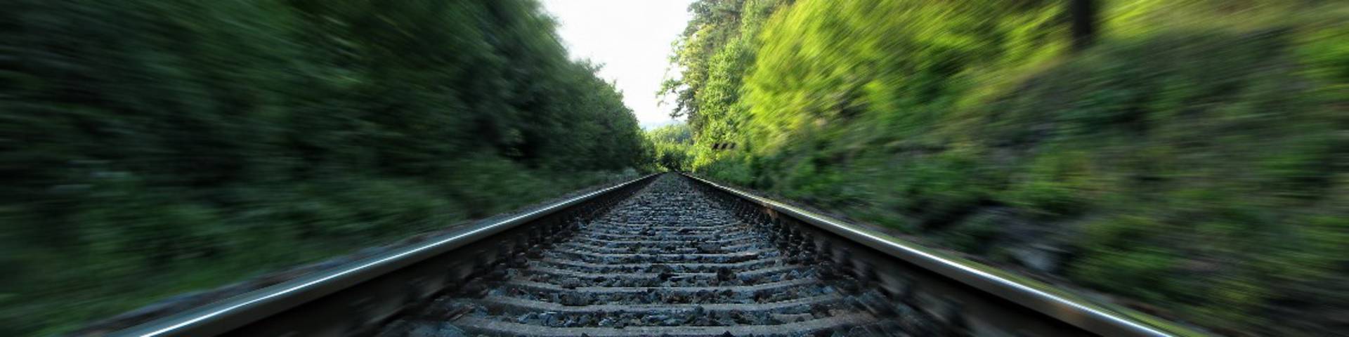 Ligne de chemin de fer en campagne