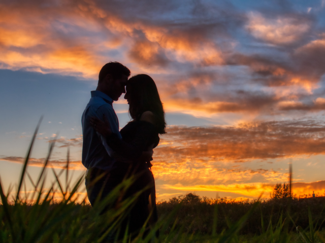 Couple sur un soleil couchant