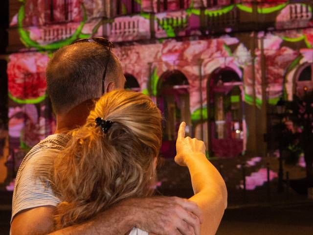 Personne devant la scénographie du Théâtre de Chartres