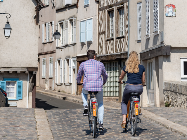 Vélos dans la basse ville de Chartres