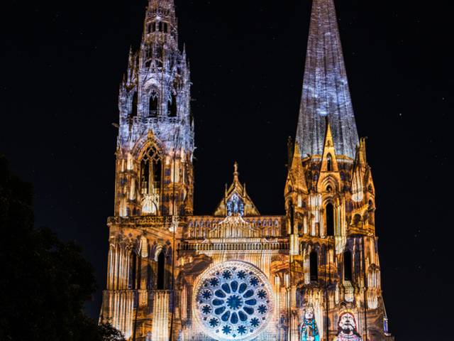 Portail royal de la cathédrale de Chartres illuminé