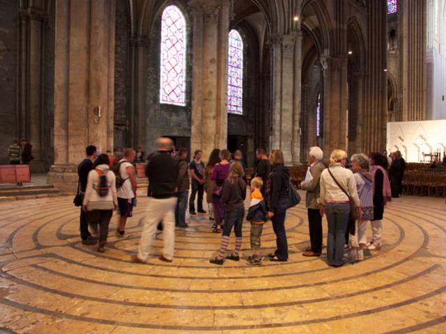 Pélerins sur le labyrinthe de la cathédrale de Chartres