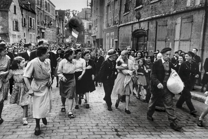 La tondue de Chartres vue par Robert Capa