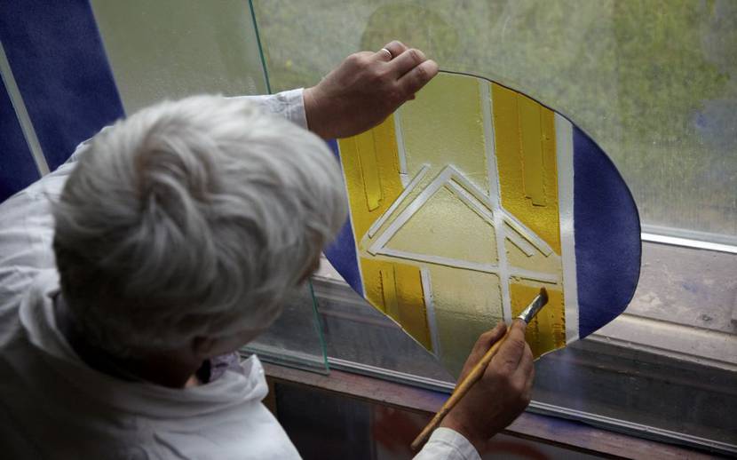 Coloration d'un vitrail dans les Ateliers Loire