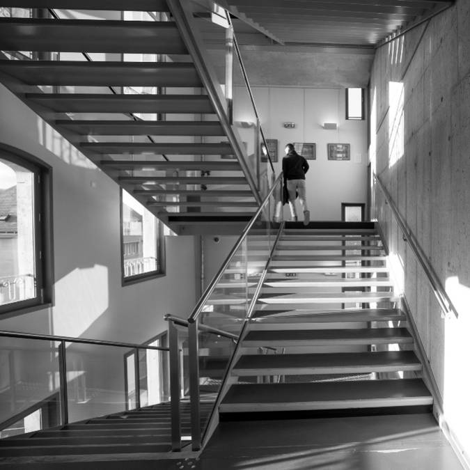 Escalier dans la médiathèque l'Apostrophe